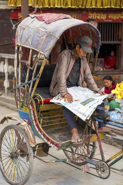 Rikszarz Czytanie Gazety Katmandu Przechwycone Nepalu Wiosną 2018 — Zdjęcie stockowe