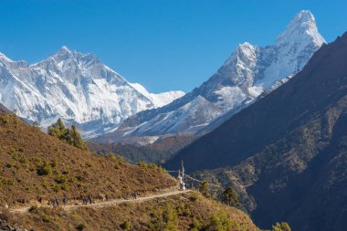 Herhangi bir zamanda, Lhotse ve Ama Dablam zirve toplantısı yapıldı. Nepal Everest Ana kampı trek