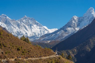 Herhangi bir zamanda, Lhotse ve Ama Dablam zirve toplantısı yapıldı. Nepal Everest Ana kampı trek