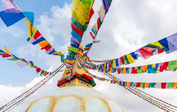 ボダナートでカトマンズ ネパール バァウダ仏舎利塔の仏教のストゥーパは世界で最大の仏塔の一つ — ストック写真