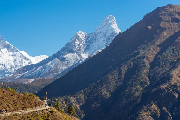 珠穆朗玛峰 洛子峰和 Dablam 尼泊尔珠穆朗玛峰大本营徒步旅行 — 图库照片