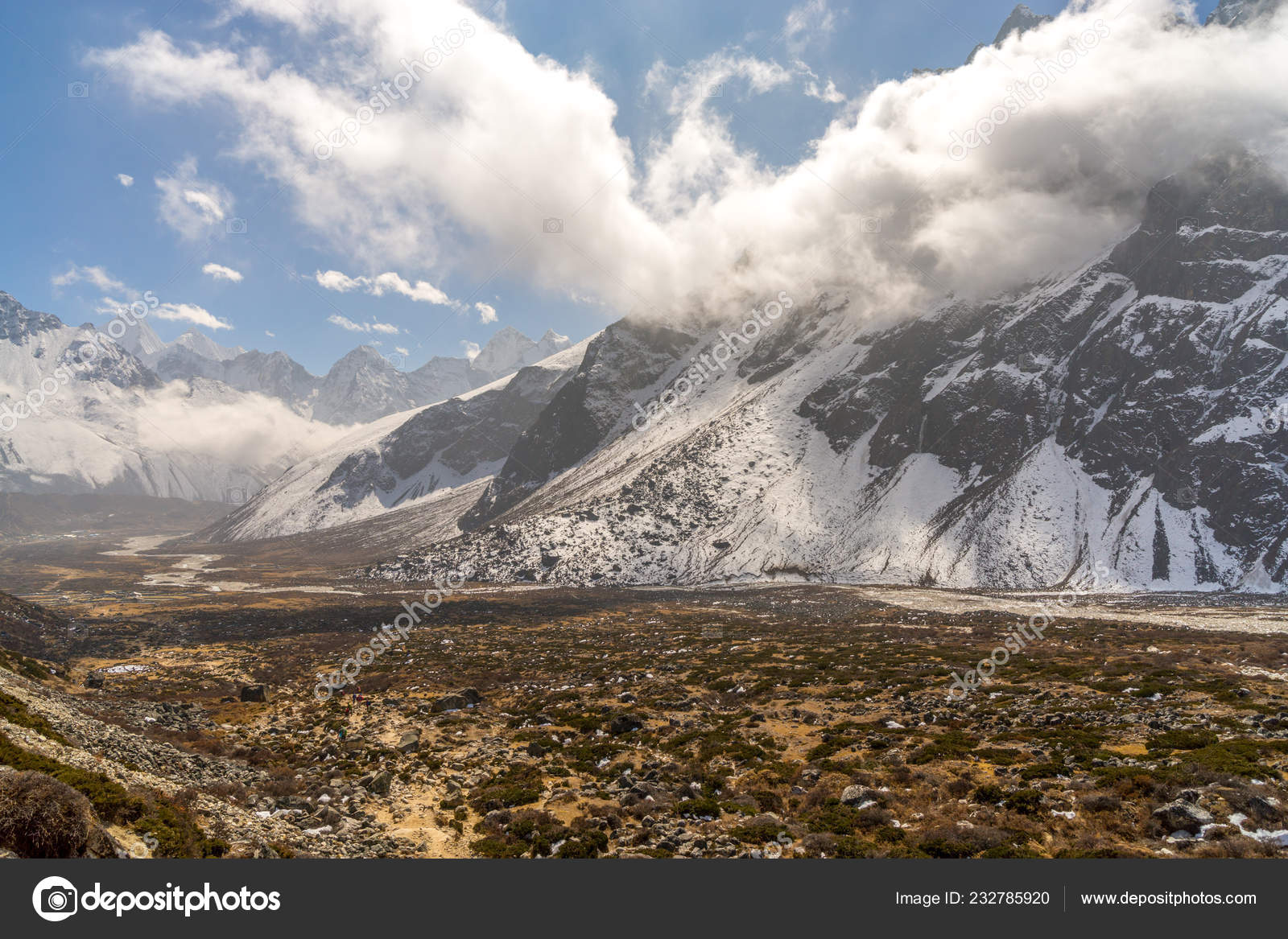 喜马拉雅山的塔博切山顶珠穆朗玛峰大本营徒步在尼泊尔徒步旅行——图库图片© Arsgera #232785920, image size:1600x1167