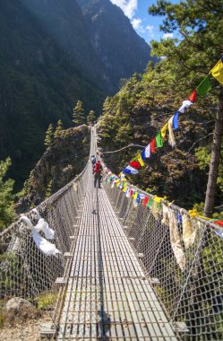 Asma köprü Namche Bazar Himalayalar için yolda. Nepal'de trek Everest Ana kampı. Hillary Köprüsü