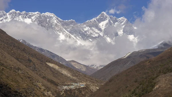 珠穆朗玛峰山顶 Lhotse 和喜马拉雅山村庄 珠穆朗玛峰大本营在尼泊尔徒步 — 图库照片