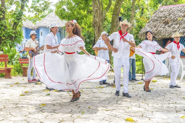 ダンサーの衣装やミュージシャンでは キューバの民俗舞踊を実行します キューバ 2018 — ストック写真