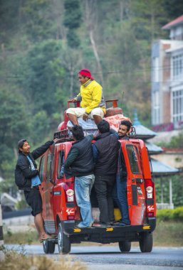 Aşırı kalabalık van ile benzin bidonları çatıda. Yakıt kriz Nepal. Nepal'de Kış 2015 yakalanan