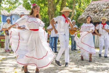 Geleneksel Küba Halk Dansları kostümleri ve müzisyenler dansçılar gerçekleştirmek. Küba, bahar 2018
