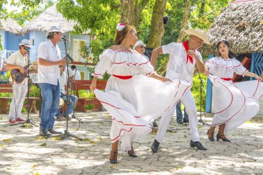 Geleneksel Küba Halk Dansları kostümleri ve müzisyenler dansçılar gerçekleştirmek. Küba, bahar 2018