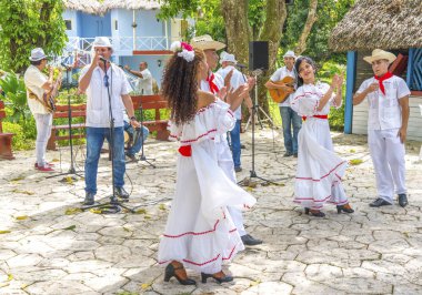 Geleneksel Küba Halk Dansları kostümleri ve müzisyenler dansçılar gerçekleştirmek. Küba, bahar 2018