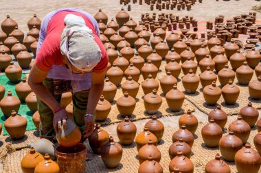 Kadın Bhaktapur kare seramik tencere cam. Nepal, bahar 2017 Katmandu Vadisi'nde yakalanan