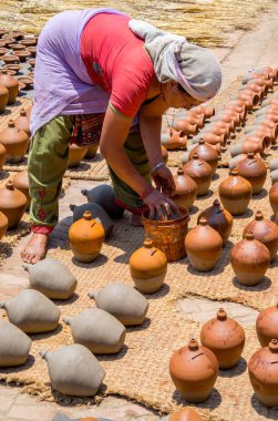 Kadın Bhaktapur kare seramik tencere cam. Nepal, bahar 2017 Katmandu Vadisi'nde yakalanan