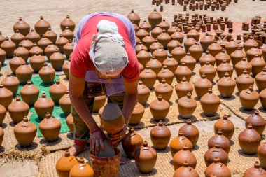 Kadın Bhaktapur kare seramik tencere cam. Nepal, bahar 2017 Katmandu Vadisi'nde yakalanan