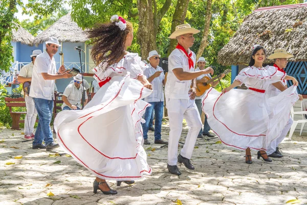 Tancerze Strojach Muzyków Wykonać Tradycyjny Kubański Taniec Ludowy Kuba Wiosną — Zdjęcie stockowe