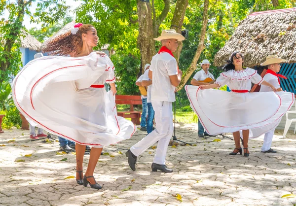 ダンサーの衣装やミュージシャンでは キューバの民俗舞踊を実行します キューバ 2018 — ストック写真