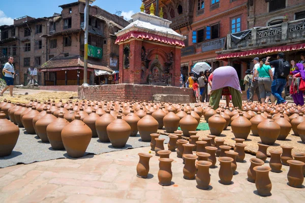 Mujer Vidrieras Cerámica Plaza Bhaktapur Capturado Nepal Valle Katmandú Primavera —  Fotos de Stock