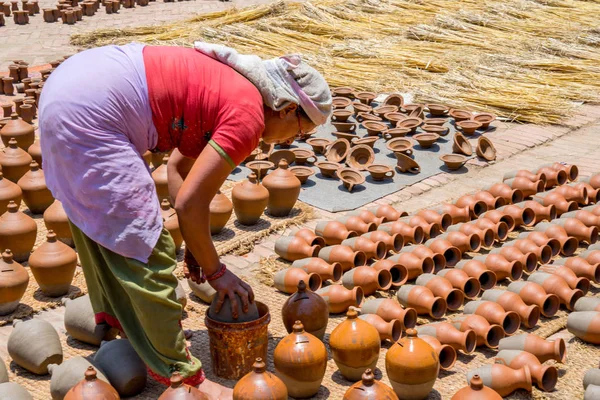 Žena Zasklení Keramické Hrnce Bhaktapur Náměstí Zachyceny Nepálu Kathmandu Valley — Stock fotografie