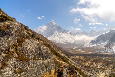 Ama Dablam Zirvesi Himalayalar. Everest Ana kampı trek. Nepal'de trekking