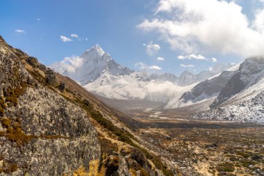 Ama Dablam Zirvesi Himalayalar. Everest Ana kampı trek. Nepal'de trekking