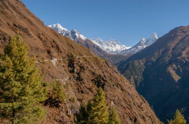 Herhangi bir zamanda, Lhotse ve Ama Dablam zirve toplantısı yapıldı. Nepal Everest Ana kampı trek