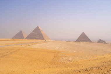Kahire Mısır yakın Giza piramitleri. Çölde dünyanın mucizesi