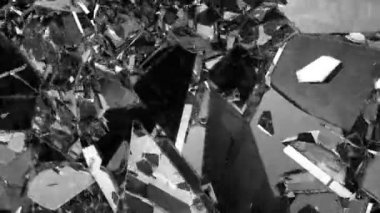 Paramparça ve ağır çekimde kırık cam. Alfa mat. 3D render. 3D animasyon