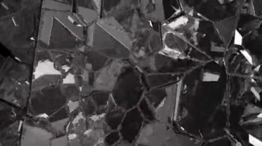 Paramparça ve ağır çekimde kırık cam. Alfa mat. 3D render. 3D animasyon