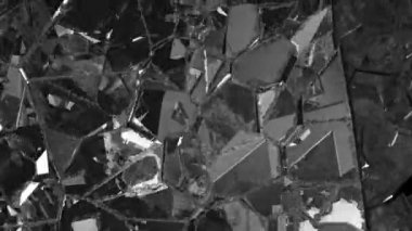 Paramparça ve ağır çekimde kırık cam. Alfa mat. 3D render. 3D animasyon