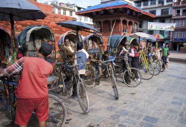 çekçek sürücüleri Durbar Kare Kathmandu istemcileri için bekliyor. Nepal'de, Sonbahar 2013 yakalanan