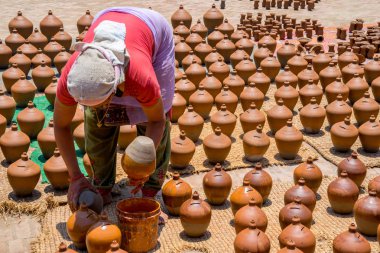 Kadın Bhaktapur kare seramik tencere cam. Nepal, bahar 2017 Katmandu Vadisi'nde yakalanan