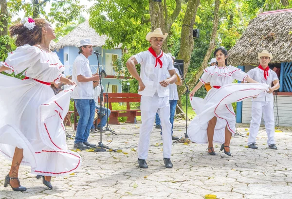 ダンサーの衣装やミュージシャンでは キューバの民俗舞踊を実行します キューバ 2018 — ストック写真