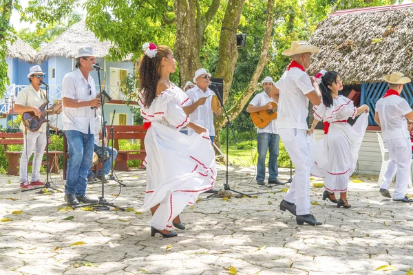 Jelmezek Zenészek Táncosaik Tradicionális Kubai Néptánc Kuba Tavaszi 2018 — Stock Fotó