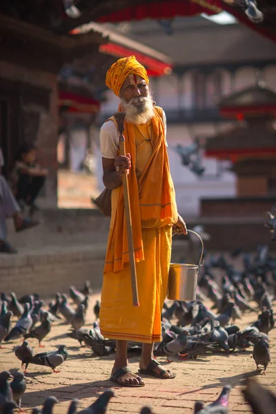 힌두교 Sadhu 남자와 2013 카트만두 더르바르 광장에 비둘기 — 스톡 사진