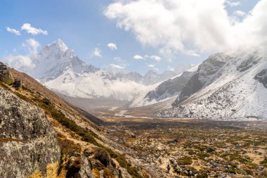 Ama Dablam Zirvesi Himalayalar. Everest Ana kampı trek. Nepal'de trekking