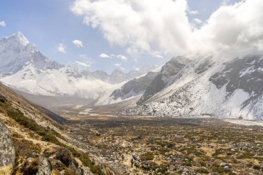 Ama Dablam Zirvesi Himalayalar. Everest Ana kampı trek. Nepal'de trekking