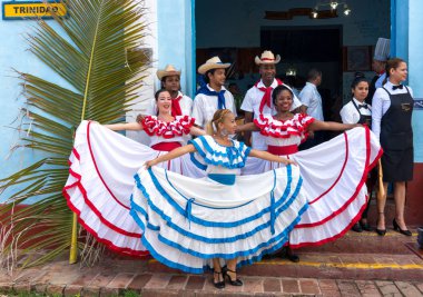 Geleneksel coustumes Trinidad turist karşılama dansçıları. Küba, bahar 2018