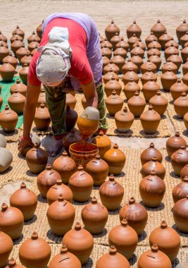 Kadın Bhaktapur kare seramik tencere cam. Nepal, bahar 2017 Katmandu Vadisi'nde yakalanan