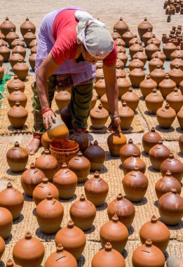 Kadın Bhaktapur kare seramik tencere cam. Nepal, bahar 2017 Katmandu Vadisi'nde yakalanan