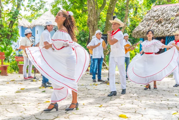 ダンサーの衣装やミュージシャンでは キューバの民俗舞踊を実行します キューバ 2018 — ストック写真