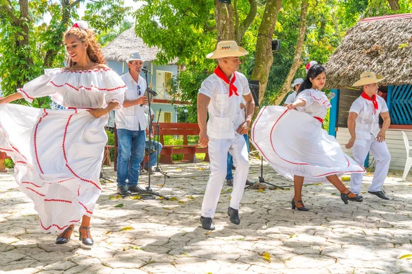 ダンサーの衣装やミュージシャンでは キューバの民俗舞踊を実行します キューバ 2018 — ストック写真