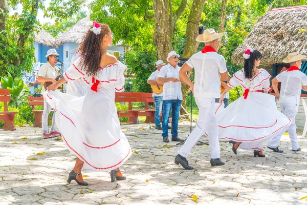 ダンサーの衣装やミュージシャンでは キューバの民俗舞踊を実行します キューバ 2018 — ストック写真