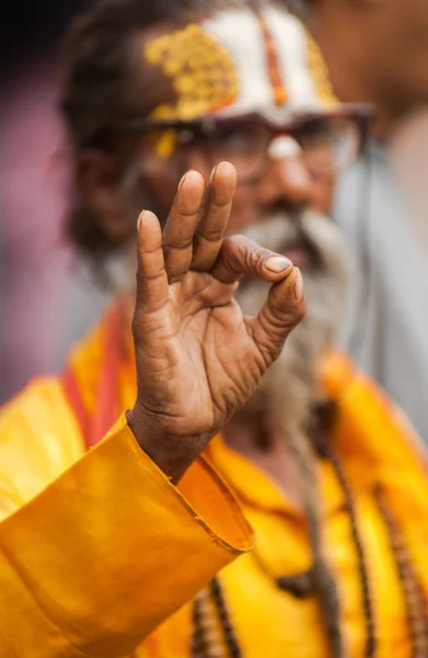 Ινδουιστικό Sadhu Δείχνει Σύμβολο Δάχτυλά Του Κατμαντού Νεπάλ 2011 — Φωτογραφία Αρχείου