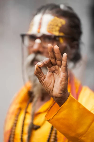 Sadhu Hindou Montrant Symbole Avec Ses Doigts Katmandou Népal 2011 — Photo