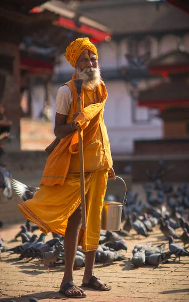 Ινδουιστικό Sadhu Άνθρωπος Και Περιστέρια Στην Πλατεία Ντουρμπάρ Του Κατμαντού — Φωτογραφία Αρχείου
