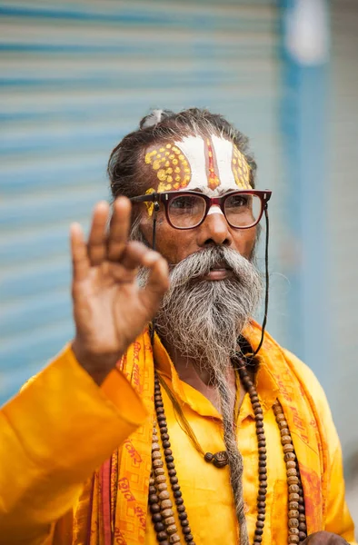 Ινδουιστικό Sadhu Δείχνει Σύμβολο Δάχτυλά Του Κατμαντού Νεπάλ 2011 — Φωτογραφία Αρχείου