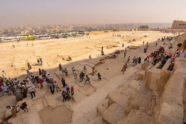 Turisták Gízai Piramisok Kairó Körül Háttérben Rögzített Egyiptomban Őszi 2018 — Stock Fotó