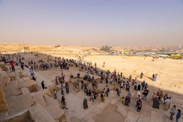 Turisták Gízai Piramisok Kairó Körül Háttérben Rögzített Egyiptomban Őszi 2018 — Stock Fotó