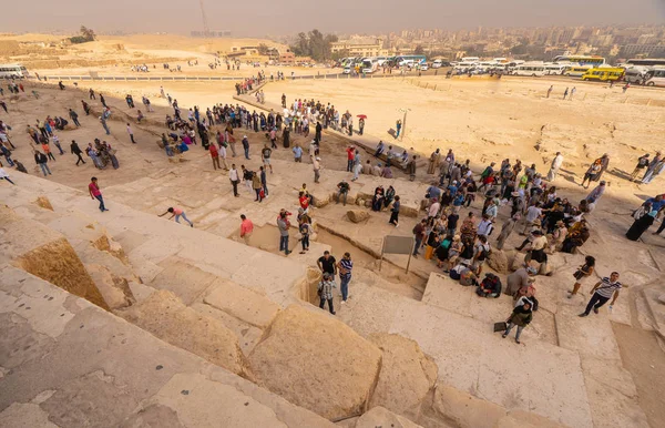 Turisták Gízai Piramisok Kairó Körül Háttérben Rögzített Egyiptomban Őszi 2018 — Stock Fotó