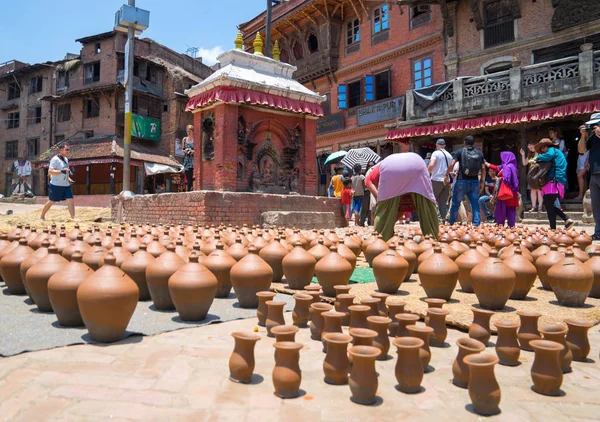 Mujer Vidrieras Cerámica Plaza Bhaktapur Capturado Nepal Valle Katmandú Primavera —  Fotos de Stock