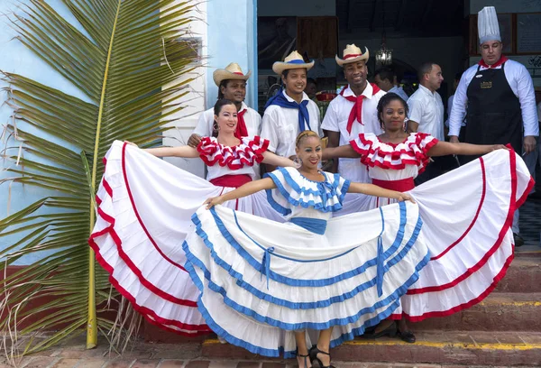 Tancerze w coustumes powitanie turystów w Trinidad — Zdjęcie stockowe