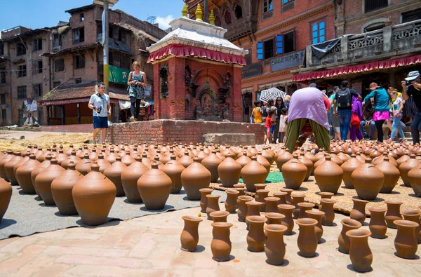 Mujer vidrieras de cerámica en la plaza de Bhaktapur —  Fotos de Stock